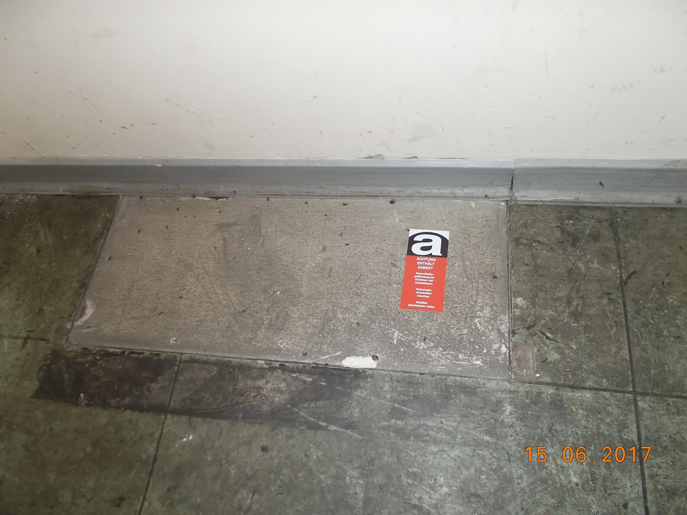 Asbesthaus - Fundstelle: Asbesthaltige Estriche, Ausgleichsmassen | © 2019, CRB Analyse Service GmbH | © CRB Analyse Service GmbH
